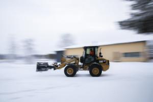 Kauhakuormaaja ajaa lumella