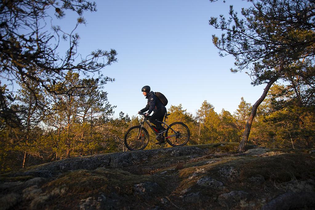 Maastopyöräilyä Raumalla Lähdepellon urheilukeskuksen maastossa. 