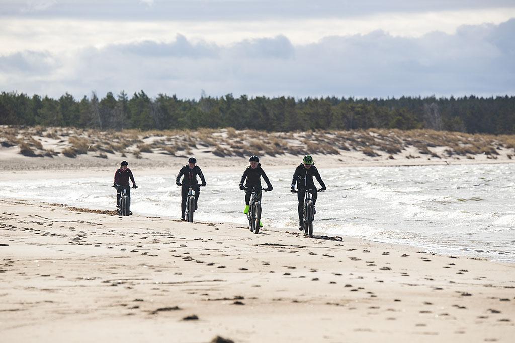 Maastopyöräilyä Yyterin hiekkarannalla. 