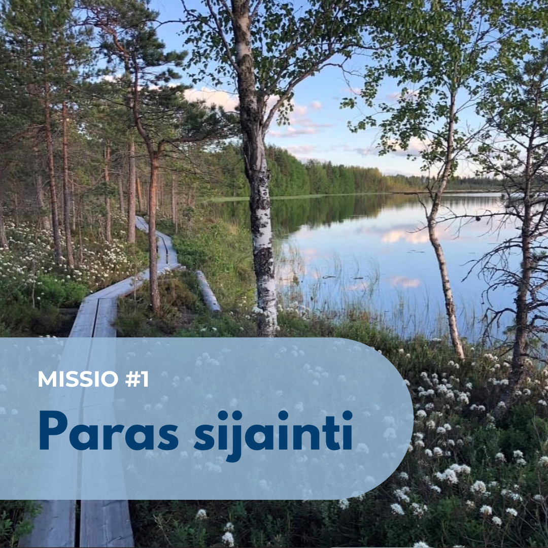 Kuva pitkospuista vesialueen vieressä metsässä. Kuvassa tekstilaatikko, jossa lukee missio#1 Paras sijainti.